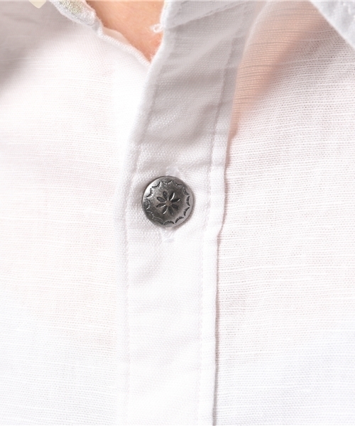 AZUL by moussy（アズールバイマウジー）の「コンチョ釦使い綿麻7分袖シャツ（シャツ/ブラウス・メンズ・ホワイト/ライトピンク/インディゴブルー/イエロー・X-LARGE/LARGE/SMALL/X-SMALL/MEDIUM）」の7枚目の写真