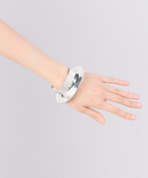 B.C STOCK(ベーセーストック)の「ARIANA LARGE CUFF◇(ブレスレット・レディース・シルバー・FREE)」の1枚目の写真