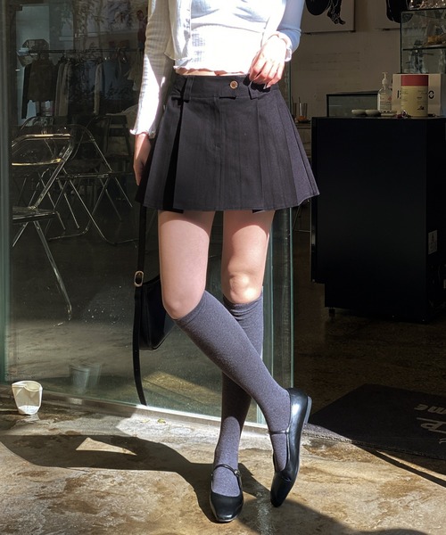 by muni:r（バイ ムニール）の「ローライズプリーツスカート（スカート・レディース・ブラック/ベージュ・MEDIUM/SMALL）」の2枚目の写真