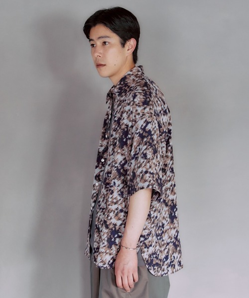 PUBLIC TOKYO（パブリックトウキョウ）の「マルチプリントトロミオーバーシャツ（シャツ/ブラウス・メンズ・ネイビー/ブラック/ミント/ダークネイビー/ライトブラウン/ブラック系その他2/カーキ/アイボリー・1/2）」の19枚目の写真