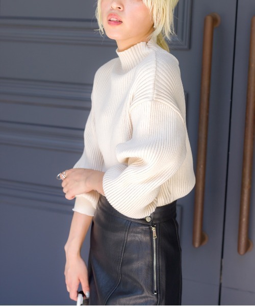 SpRay（スプレイ）の「ボリュームスリーブボトルネックニット（ニット/セーター・レディース・グリーン/アイボリー/イエロー/ブラウン/ピンクベージュ/グレー/レッド系その他/ブラック/ライトベージュ/パープル/ブルー・FREE）」の19枚目の写真