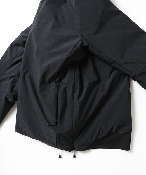 ALLIED FEATHER+DOWN（アライドフェザーダウン）の「【ALLIED FEATHER&DOWN / アライド フェザー&ダウン】Lounge Down Blouson（ダウンジャケット/コート・メンズ・ベージュ/ブラック・MEDIUM/LARGE/SMALL）」の14枚目の写真