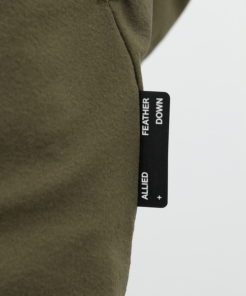 ALLIED FEATHER+DOWN（アライドフェザーダウン）の「【ALLIED FEATHER&DOWN / アライド フェザー&ダウン】Lounge Down Blouson（ダウンジャケット/コート・メンズ・ベージュ/ブラック・MEDIUM/LARGE/SMALL）」の4枚目の写真