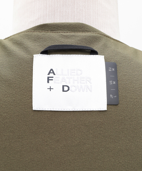 ALLIED FEATHER+DOWN（アライドフェザーダウン）の「【ALLIED FEATHER&DOWN / アライド フェザー&ダウン】Lounge Down Blouson（ダウンジャケット/コート・メンズ・ベージュ/ブラック・MEDIUM/LARGE/SMALL）」の7枚目の写真