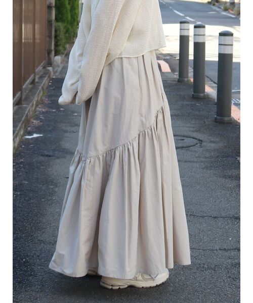 Ungrid(アングリッド)の「ギャザーデザインスカート(スカート・レディース・チャコールグレー/アイボリー・FREE)」の2枚目の写真