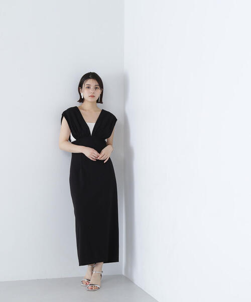 NATURAL BEAUTY BASIC(ナチュラルビューティーベーシック)の「◇Vネックギャザーナロージャンスカ(ジャンパースカート・レディース・ブラック/ベージュ/ブラウン・MEDIUM/SMALL)」の1枚目の写真