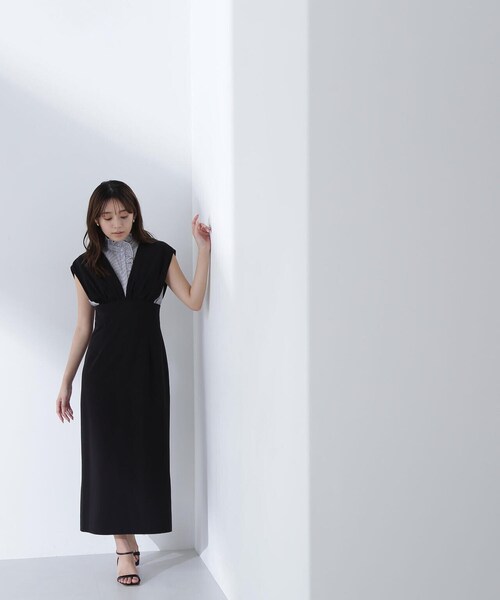NATURAL BEAUTY BASIC(ナチュラルビューティーベーシック)の「◇Vネックギャザーナロージャンスカ(ジャンパースカート・レディース・ブラック/ベージュ/ブラウン・MEDIUM/SMALL)」の4枚目の写真