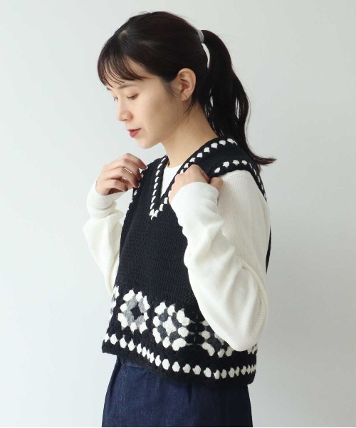 yuni(ユニ )の「クロシェ編み Vネックベスト 1701KN009242(ベスト・レディース・ブラック/グレー・FREE)」の16枚目の写真
