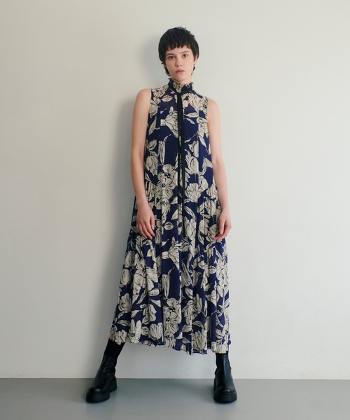 allureville(アルアバイル)の「楊柳シアーフラワープリントワンピース(ワンピース・レディース・ネイビー・1/2)」の14枚目の写真