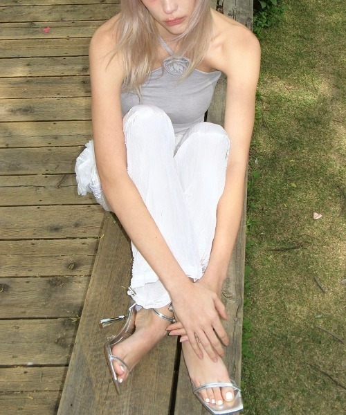 CRANK(クランク)の「韓国ブランド CRANK クランク ROSE HALTER NECK TOP ローズトップス ホルターネックトップス ワンポイントトップス スリムトップス 袖なしトップス 韓国ファッション 韓国ストリート バレエコア(チューブトップ・レディース・グレー/ブラック・ONE SIZE)」の7枚目の写真