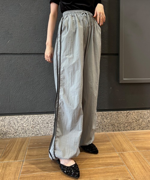ISOOK(アイスー)の「【ISOOK / アイスー】サイドラインナイロンパンツ / サイドラインパンツ カーゴパンツ ジャージ トラックパンツ ZOZOTOWN限定(その他パンツ・レディース・チャコールグレー/グレー/ホワイト・FREE)」の3枚目の写真