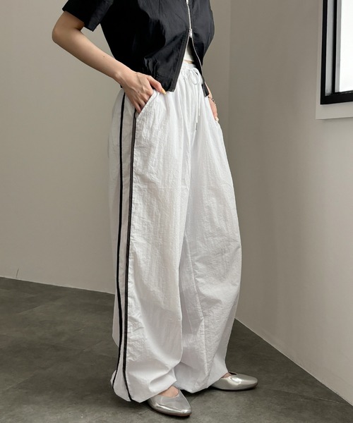 ISOOK(アイスー)の「【ISOOK / アイスー】サイドラインナイロンパンツ / サイドラインパンツ カーゴパンツ ジャージ トラックパンツ ZOZOTOWN限定(その他パンツ・レディース・チャコールグレー/グレー/ホワイト・FREE)」の2枚目の写真