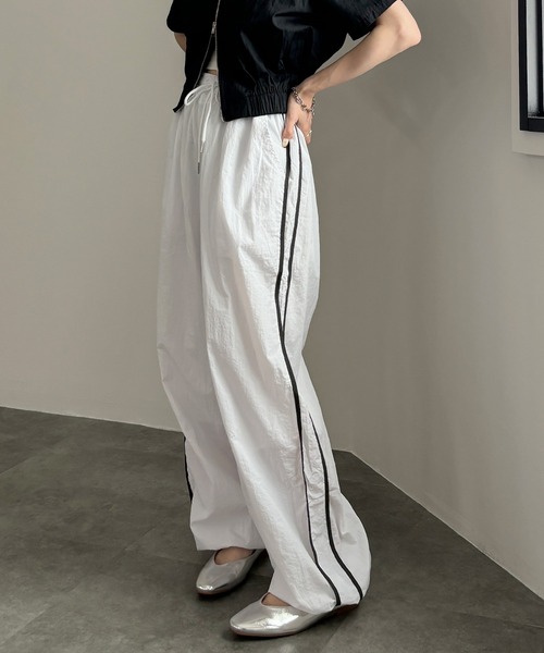 ISOOK(アイスー)の「【ISOOK / アイスー】サイドラインナイロンパンツ / サイドラインパンツ カーゴパンツ ジャージ トラックパンツ ZOZOTOWN限定(その他パンツ・レディース・チャコールグレー/グレー/ホワイト・FREE)」の18枚目の写真