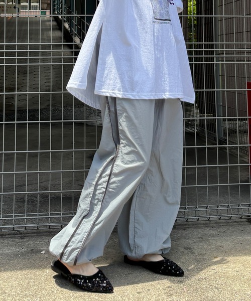 ISOOK(アイスー)の「【ISOOK / アイスー】サイドラインナイロンパンツ / サイドラインパンツ カーゴパンツ ジャージ トラックパンツ ZOZOTOWN限定(その他パンツ・レディース・チャコールグレー/グレー/ホワイト・FREE)」の9枚目の写真