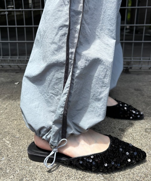 ISOOK(アイスー)の「【ISOOK / アイスー】サイドラインナイロンパンツ / サイドラインパンツ カーゴパンツ ジャージ トラックパンツ ZOZOTOWN限定(その他パンツ・レディース・チャコールグレー/グレー/ホワイト・FREE)」の5枚目の写真