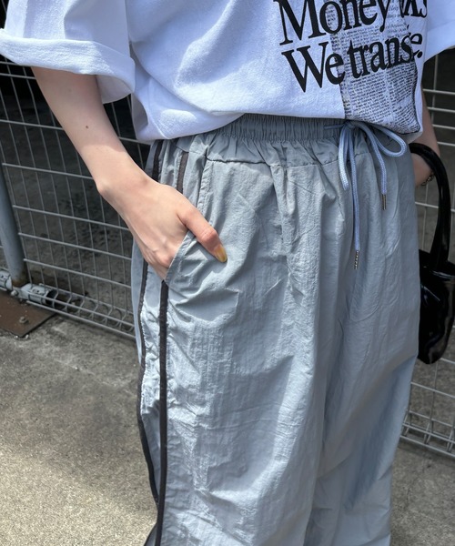 ISOOK(アイスー)の「【ISOOK / アイスー】サイドラインナイロンパンツ / サイドラインパンツ カーゴパンツ ジャージ トラックパンツ ZOZOTOWN限定(その他パンツ・レディース・チャコールグレー/グレー/ホワイト・FREE)」の6枚目の写真
