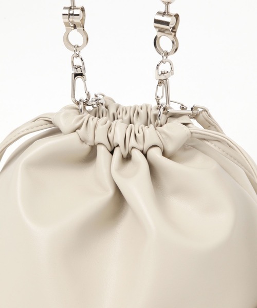 LAKOLE（ラコレ）の「チェーンハンドル2WAYショルダーバッグ / 132223（ショルダーバッグ・レディース・シルバー/ブラック/グレイッシュベージュ・FREE）」の5枚目の写真