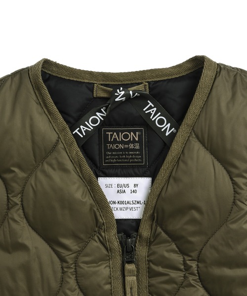 TAION(タイオン)の「【TAION(タイオン)】〈キッズ〉ミリタリー Vネックボタン インナーダウンベスト-ソフトシェル(ダウンベスト・キッズ・オフホワイト/ダークパープル/オリーブ/ダークネイビー/ダークオリーブ/ダークグリーン系/グレイッシュベージュ/ブラック/ドット・130/110/120/100/140/150)」の10枚目の写真