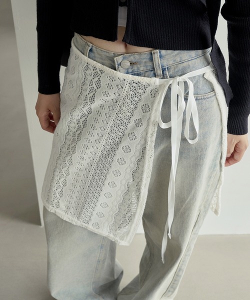 UNE MANSION(ユヌマンション)の「サイドスリットストリングリボン起毛ニットレースラップスカート(スカート・レディース・ブラック/アイボリー・FREE)」の2枚目の写真