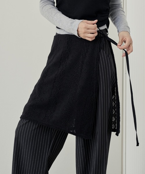 UNE MANSION(ユヌマンション)の「サイドスリットストリングリボン起毛ニットレースラップスカート(スカート・レディース・ブラック/アイボリー・FREE)」の1枚目の写真