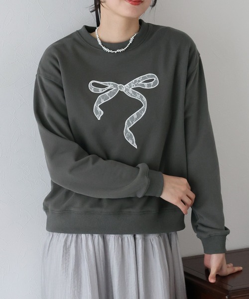 BLUEEAST(ブルーイースト)の「レースリボン刺繍スウェット(スウェット・レディース・チャコールグレー/グレー/アイボリー・MEDIUM)」の2枚目の写真