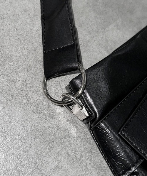 LVEU.（ラブユ.）の「【LVEU.】ベルトデザインビッグショルダーバッグ / バッグ BAG 鞄 かばん ショルダー 斜め掛け 大きめ A4 通学 ブラック（ショルダーバッグ・レディース・ブラック・FREE）」の16枚目の写真