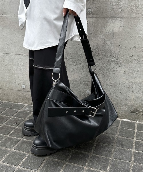 LVEU.（ラブユ.）の「【LVEU.】ベルトデザインビッグショルダーバッグ / バッグ BAG 鞄 かばん ショルダー 斜め掛け 大きめ A4 通学 ブラック（ショルダーバッグ・レディース・ブラック・FREE）」の3枚目の写真