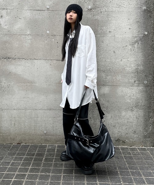 LVEU.（ラブユ.）の「【LVEU.】ベルトデザインビッグショルダーバッグ / バッグ BAG 鞄 かばん ショルダー 斜め掛け 大きめ A4 通学 ブラック（ショルダーバッグ・レディース・ブラック・FREE）」の4枚目の写真