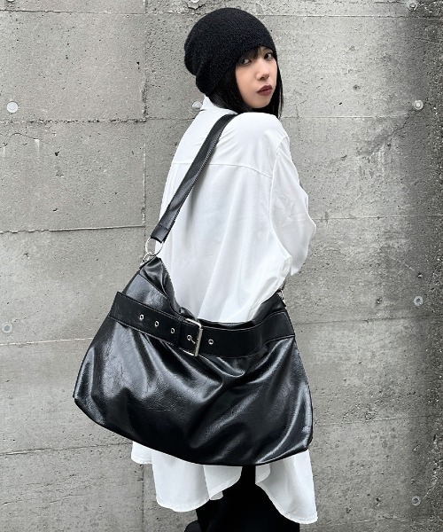 LVEU.（ラブユ.）の「【LVEU.】ベルトデザインビッグショルダーバッグ / バッグ BAG 鞄 かばん ショルダー 斜め掛け 大きめ A4 通学 ブラック（ショルダーバッグ・レディース・ブラック・FREE）」の6枚目の写真