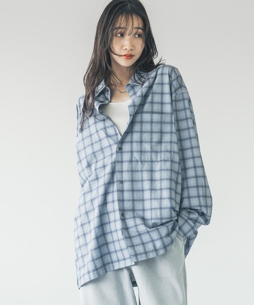 LOWRYS FARM(ローリーズファーム)の「シアサッカーチェックシャツLS 321317(シャツ/ブラウス・メンズ・グレー/ブルー/チャコールグレー・MEDIUM/LARGE)」の2枚目の写真