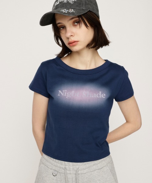 SLY（スライ）の「SPRAY LOGO COMPACT T/SH スプレー ロゴ コンパクト Tシャツ（Tシャツ/カットソー・レディース・ライトブラック/ネイビー/ピンク・FREE）」の2枚目の写真