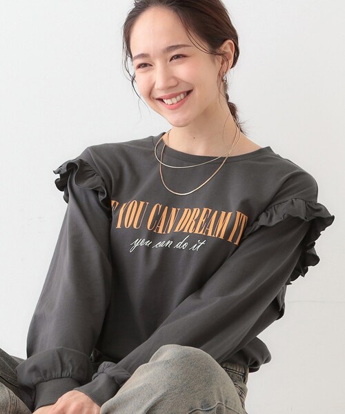 Cutie Blonde（キューティーブロンド）の「【S-LL/洗える】ショルダーフリルが目を惹く ロゴプリントロンT（Tシャツ/カットソー・レディース・チャコールグレー/ホワイト/イエロー系その他・01/02/03/04）」の2枚目の写真