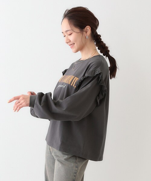 Cutie Blonde（キューティーブロンド）の「【S-LL/洗える】ショルダーフリルが目を惹く ロゴプリントロンT（Tシャツ/カットソー・レディース・チャコールグレー/ホワイト/イエロー系その他・01/02/03/04）」の12枚目の写真