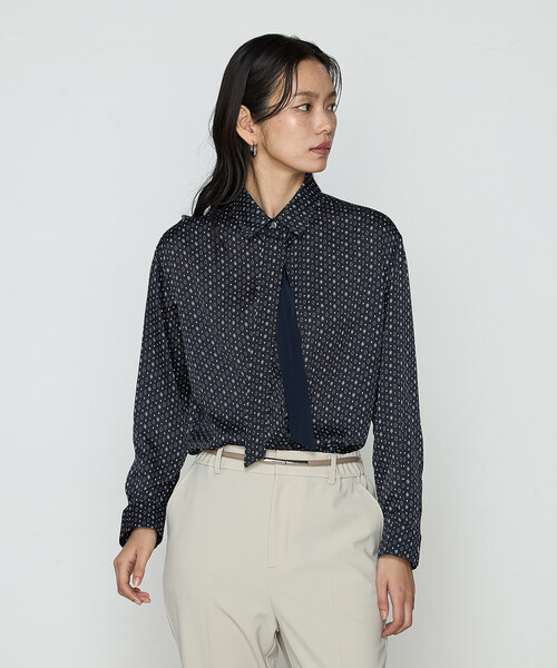 COMME CA（コムサ）の「サテンワッシャーダイヤ小紋柄 ブラウス（シャツ/ブラウス・レディース・ネイビー/オフホワイト・9号/11号）」の2枚目の写真