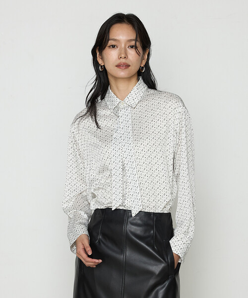 COMME CA（コムサ）の「サテンワッシャーダイヤ小紋柄 ブラウス（シャツ/ブラウス・レディース・ネイビー/オフホワイト・9号/11号）」の5枚目の写真