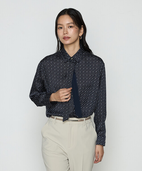 COMME CA（コムサ）の「サテンワッシャーダイヤ小紋柄 ブラウス（シャツ/ブラウス・レディース・ネイビー/オフホワイト・9号/11号）」の17枚目の写真