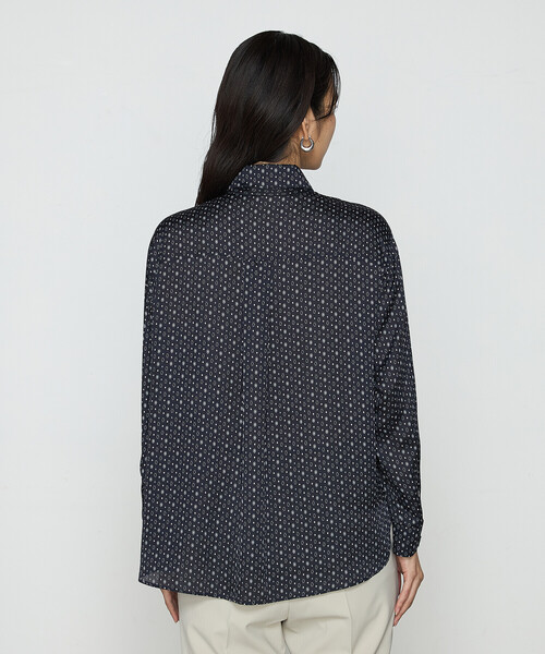 COMME CA（コムサ）の「サテンワッシャーダイヤ小紋柄 ブラウス（シャツ/ブラウス・レディース・ネイビー/オフホワイト・9号/11号）」の14枚目の写真