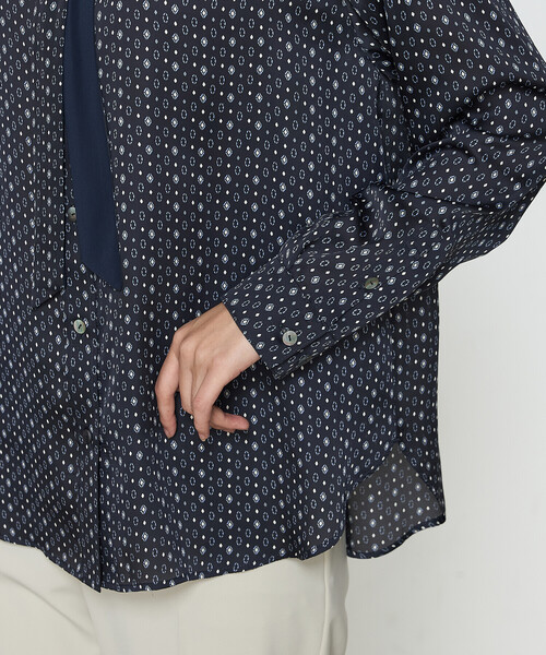 COMME CA（コムサ）の「サテンワッシャーダイヤ小紋柄 ブラウス（シャツ/ブラウス・レディース・ネイビー/オフホワイト・9号/11号）」の12枚目の写真