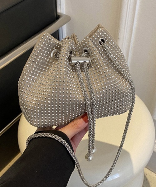 NANEA(ナネア)の「ラインストーンミニ巾着チェーンバッグ(ショルダーバッグ・レディース・ベージュ/イエロー/グリーン/ピンク/ブラック/ブラック×ブラック/ブルー/ホワイト・フリー)」の4枚目の写真