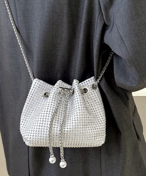 NANEA(ナネア)の「ラインストーンミニ巾着チェーンバッグ(ショルダーバッグ・レディース・ベージュ/イエロー/グリーン/ピンク/ブラック/ブラック×ブラック/ブルー/ホワイト・フリー)」の2枚目の写真