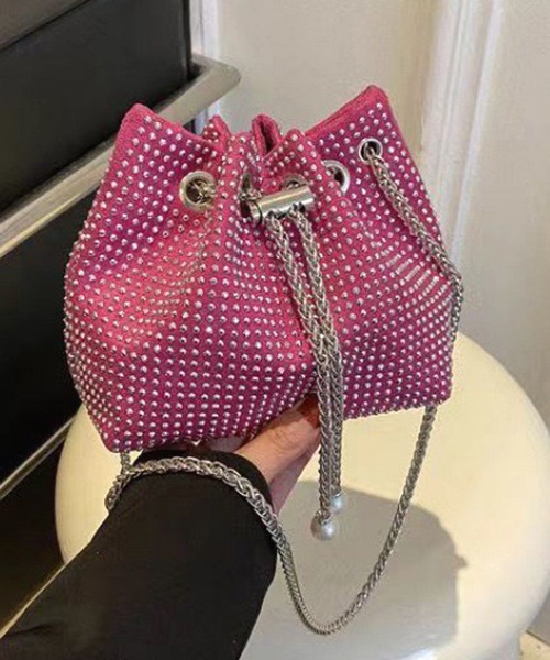 NANEA(ナネア)の「ラインストーンミニ巾着チェーンバッグ(ショルダーバッグ・レディース・ベージュ/イエロー/グリーン/ピンク/ブラック/ブラック×ブラック/ブルー/ホワイト・フリー)」の8枚目の写真