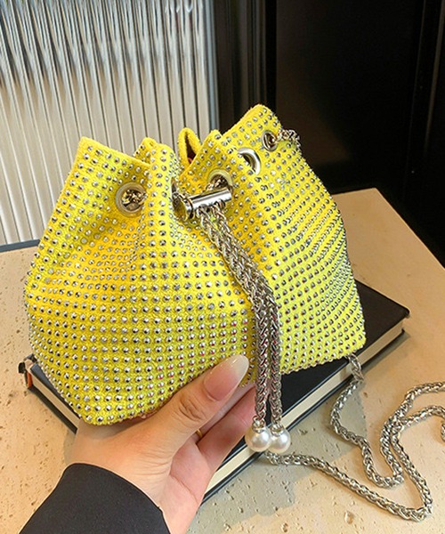 NANEA(ナネア)の「ラインストーンミニ巾着チェーンバッグ(ショルダーバッグ・レディース・ベージュ/イエロー/グリーン/ピンク/ブラック/ブラック×ブラック/ブルー/ホワイト・フリー)」の7枚目の写真