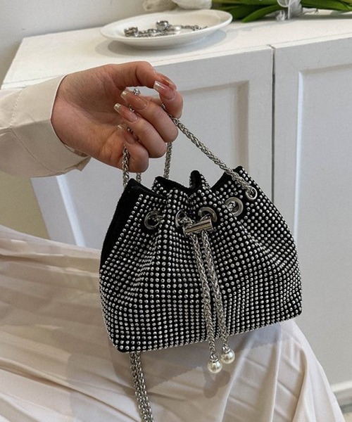 NANEA(ナネア)の「ラインストーンミニ巾着チェーンバッグ(ショルダーバッグ・レディース・ベージュ/イエロー/グリーン/ピンク/ブラック/ブラック×ブラック/ブルー/ホワイト・フリー)」の1枚目の写真