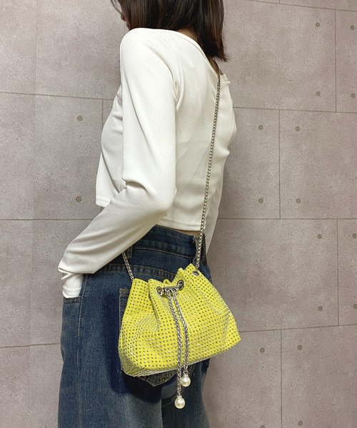 NANEA(ナネア)の「ラインストーンミニ巾着チェーンバッグ(ショルダーバッグ・レディース・ベージュ/イエロー/グリーン/ピンク/ブラック/ブラック×ブラック/ブルー/ホワイト・フリー)」の11枚目の写真