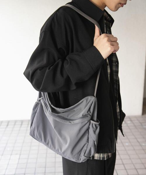 SENSE OF PLACE by URBAN RESEARCH（センスオブプレイスバイアーバンリサーチ）の「ナイロンショルダーバッグ（ショルダーバッグ・メンズ・ブラック/ライトベージュ/グレー・ONE）」の3枚目の写真