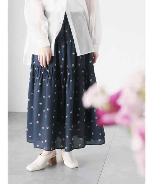 Te chichi TERRASSE（テチチテラス）の「【日比谷花壇コラボ】プリントシャーリングスカート（セットアップ可）（スカート・レディース・オフホワイト/ネイビー/キャメル・F）」の3枚目の写真