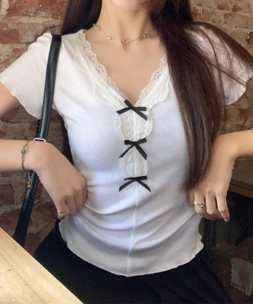 LADY LIKE(レディライク)の「リボンレースV開きトップス(Tシャツ/カットソー・レディース・グレー/ホワイト・M)」の1枚目の写真