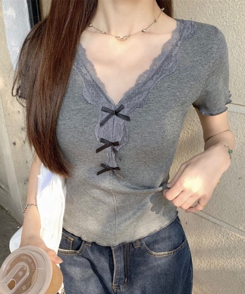LADY LIKE(レディライク)の「リボンレースV開きトップス(Tシャツ/カットソー・レディース・グレー/ホワイト・M)」の5枚目の写真