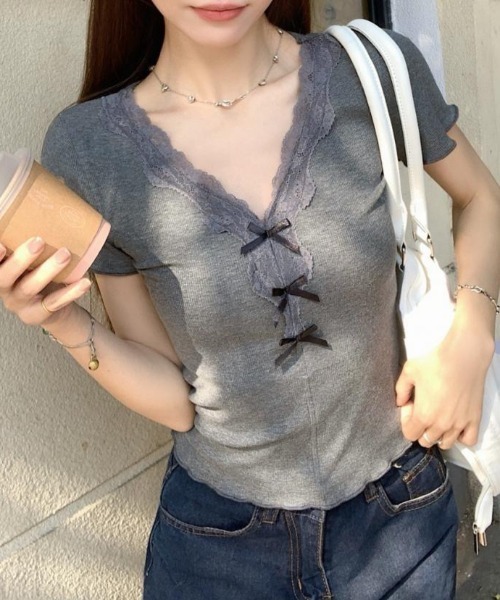 LADY LIKE(レディライク)の「リボンレースV開きトップス(Tシャツ/カットソー・レディース・グレー/ホワイト・M)」の7枚目の写真