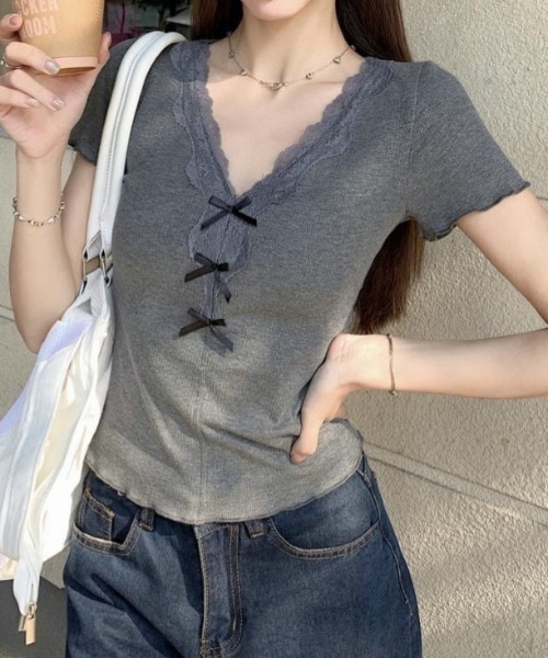 LADY LIKE(レディライク)の「リボンレースV開きトップス(Tシャツ/カットソー・レディース・グレー/ホワイト・M)」の8枚目の写真